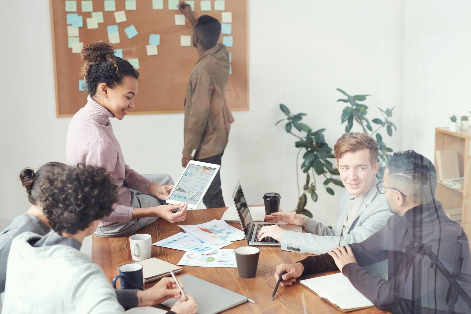 ¿Cómo crear un equipo de ventas efectivo y motivado para impulsar tu negocio?